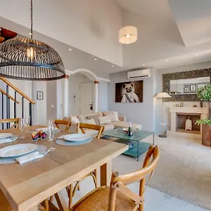 Elegant 2 Bdrm Penthouse With Bbq And Pools Apartment